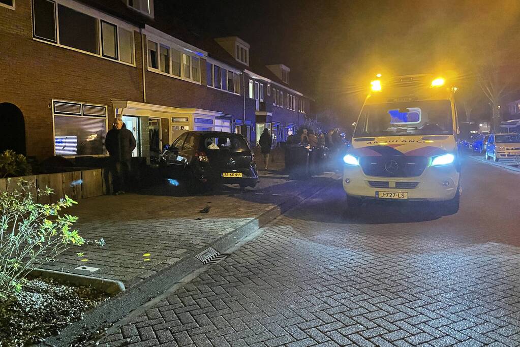 Auto belandt in tuin na aanrijding