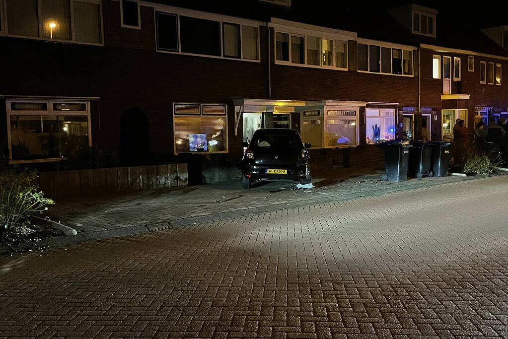 Auto belandt in tuin na aanrijding