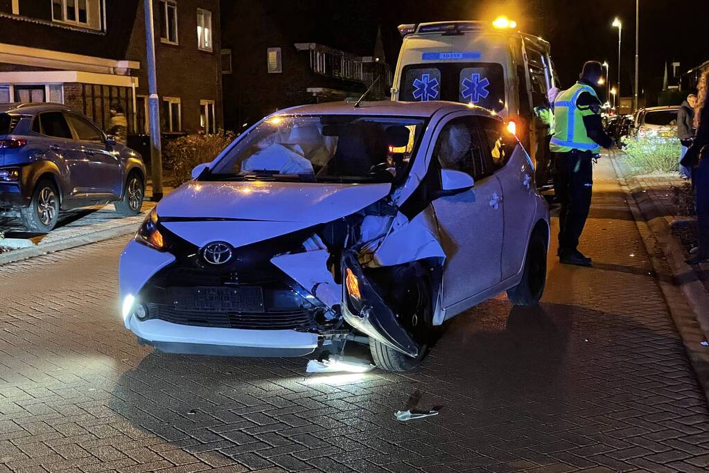 Auto belandt in tuin na aanrijding