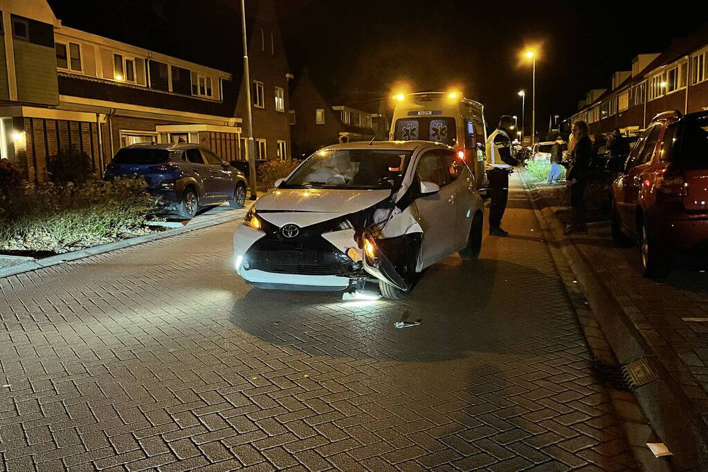 Auto belandt in tuin na aanrijding