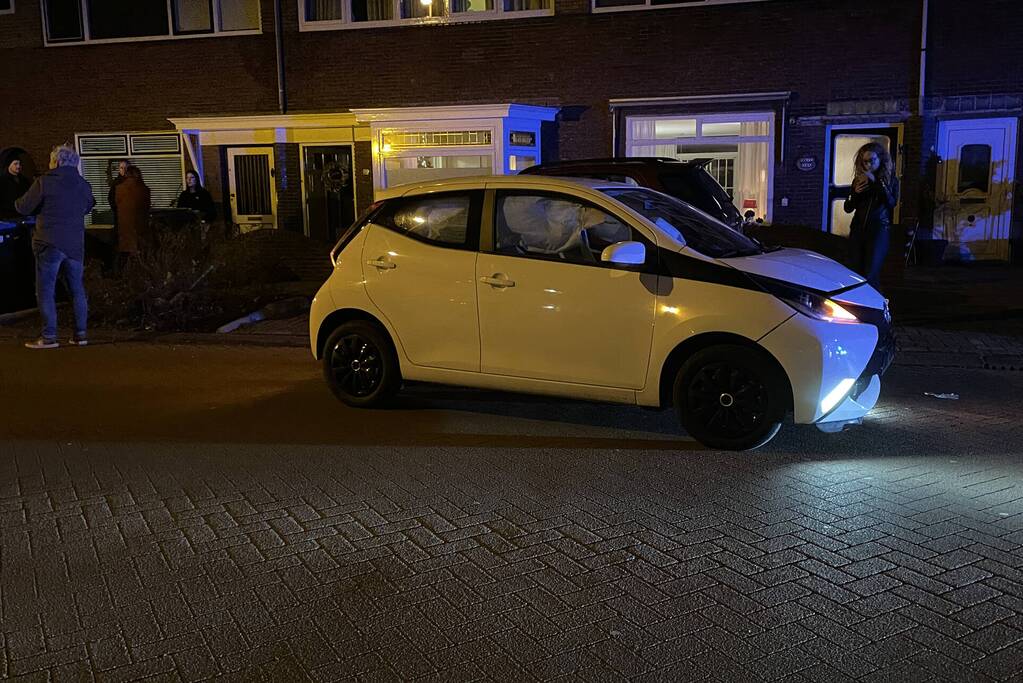 Auto belandt in tuin na aanrijding