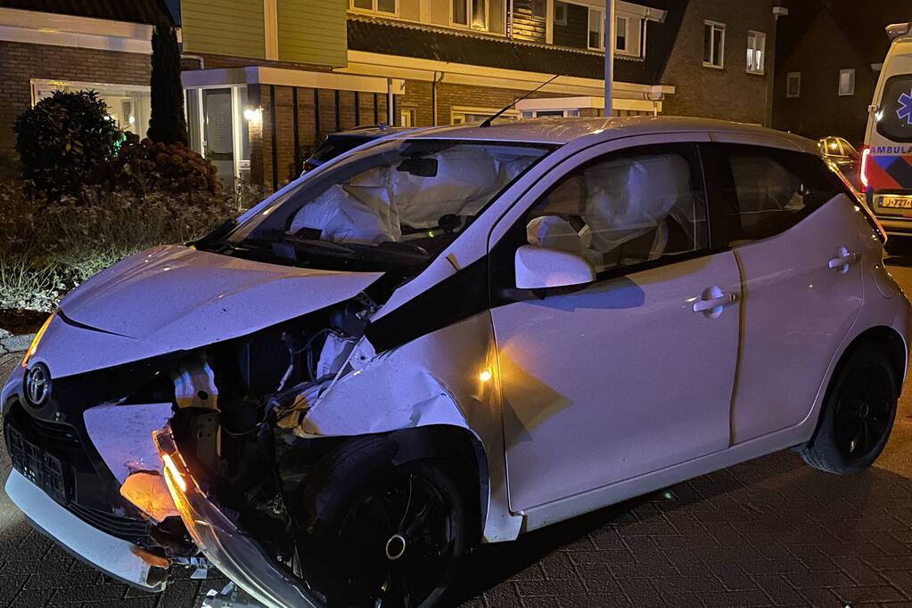Auto belandt in tuin na aanrijding