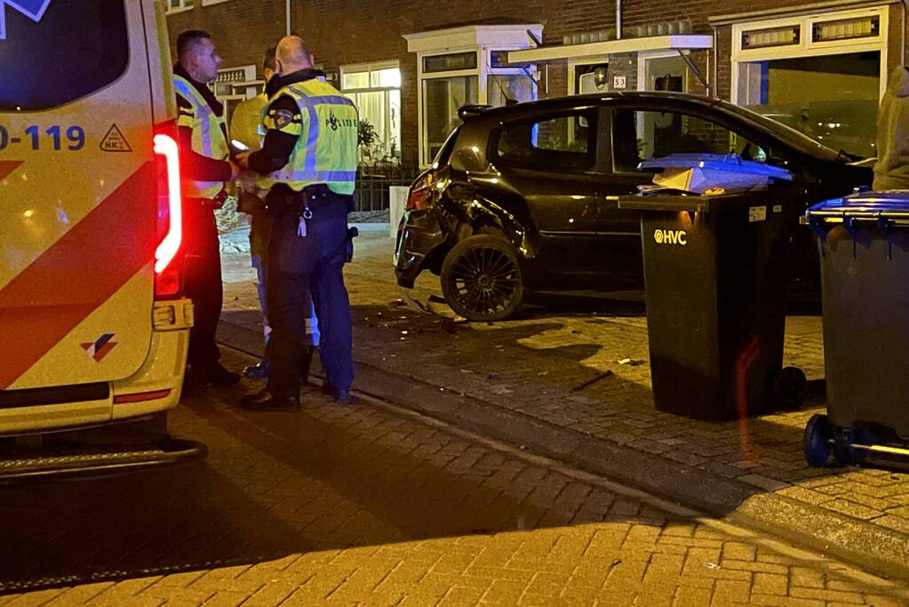 Auto belandt in tuin na aanrijding