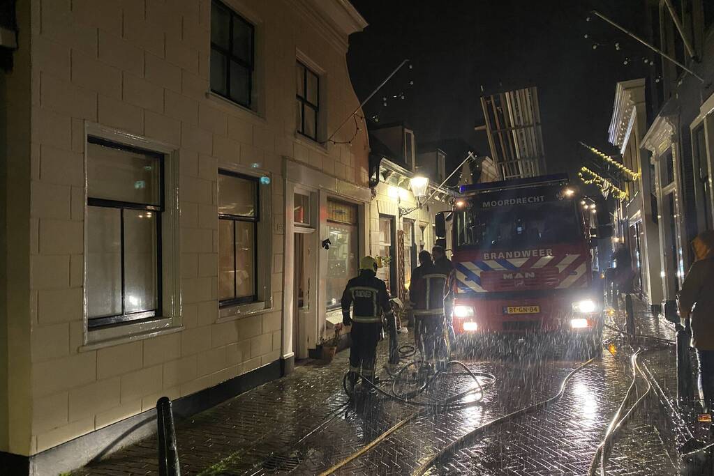 Bovenverdieping vol rook door brand