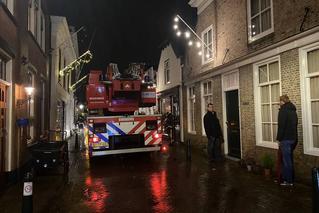 Bovenverdieping vol rook door brand