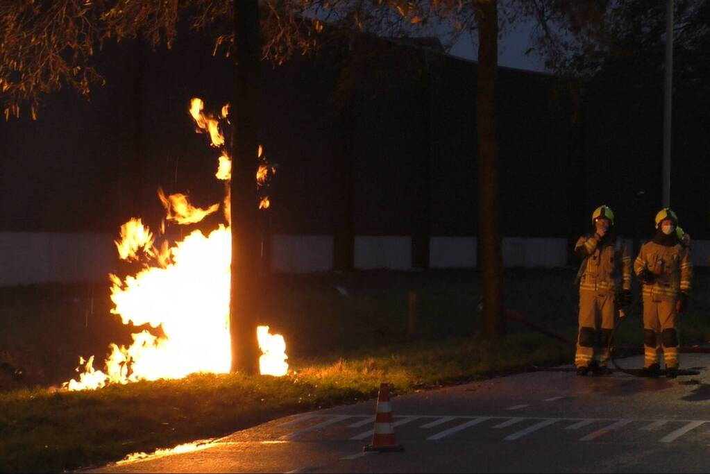 Metershoge vlammen bij brand in gasleiding