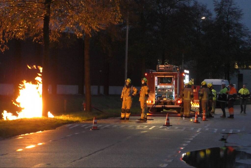 Metershoge vlammen bij brand in gasleiding
