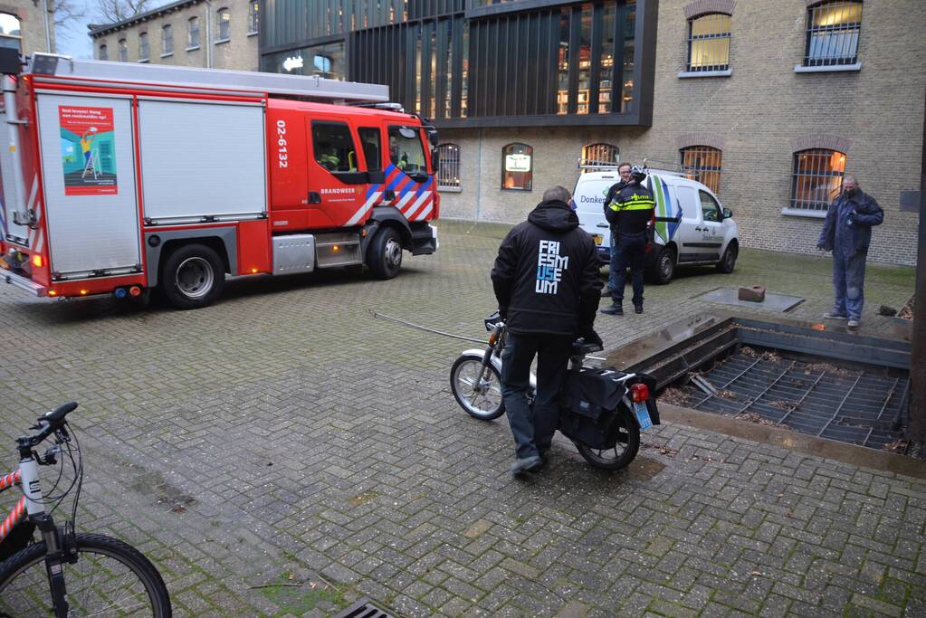 Broei in grote put met houtvezels