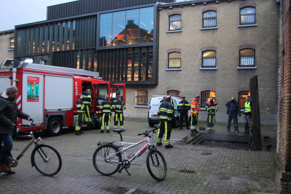 Broei in grote put met houtvezels