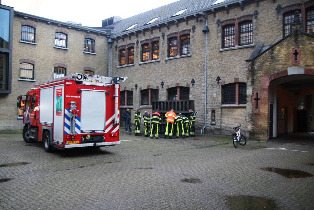 Broei in grote put met houtvezels