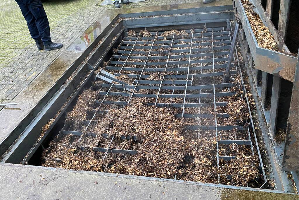 Broei in grote put met houtvezels