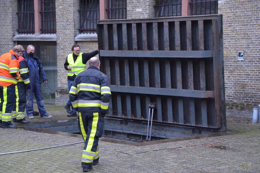 Broei in grote put met houtvezels