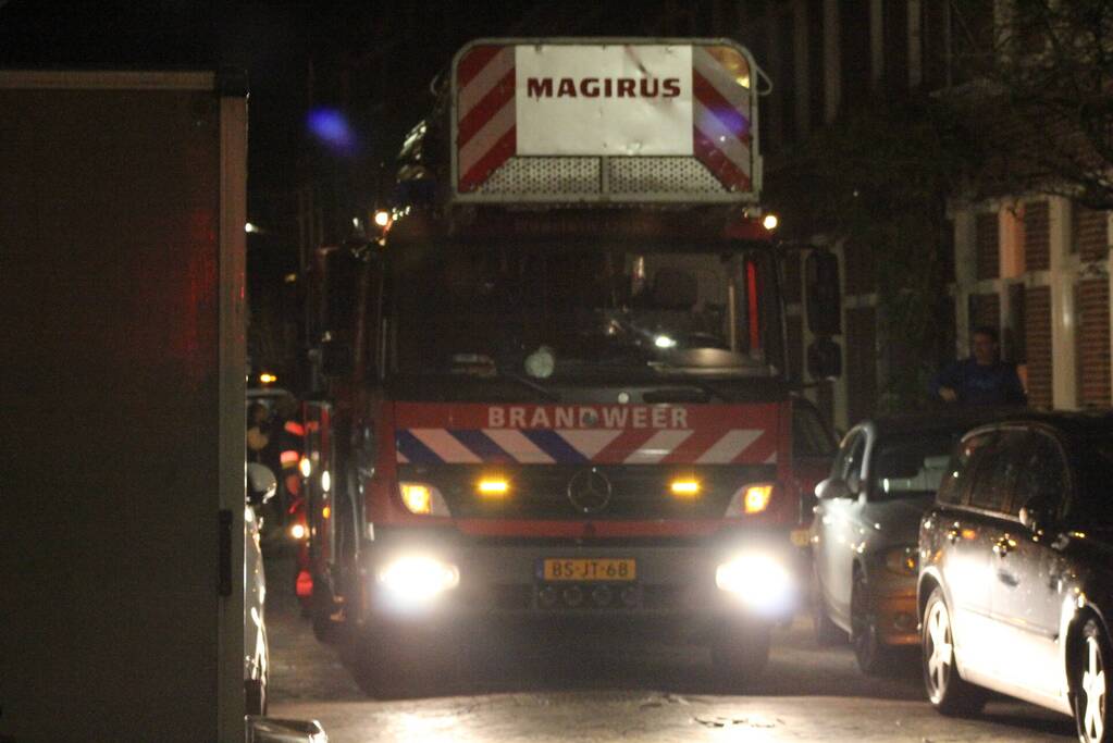 Brandweer veegt schoorsteen na brand