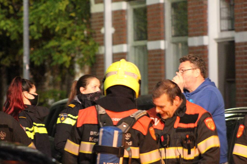 Brandweer veegt schoorsteen na brand