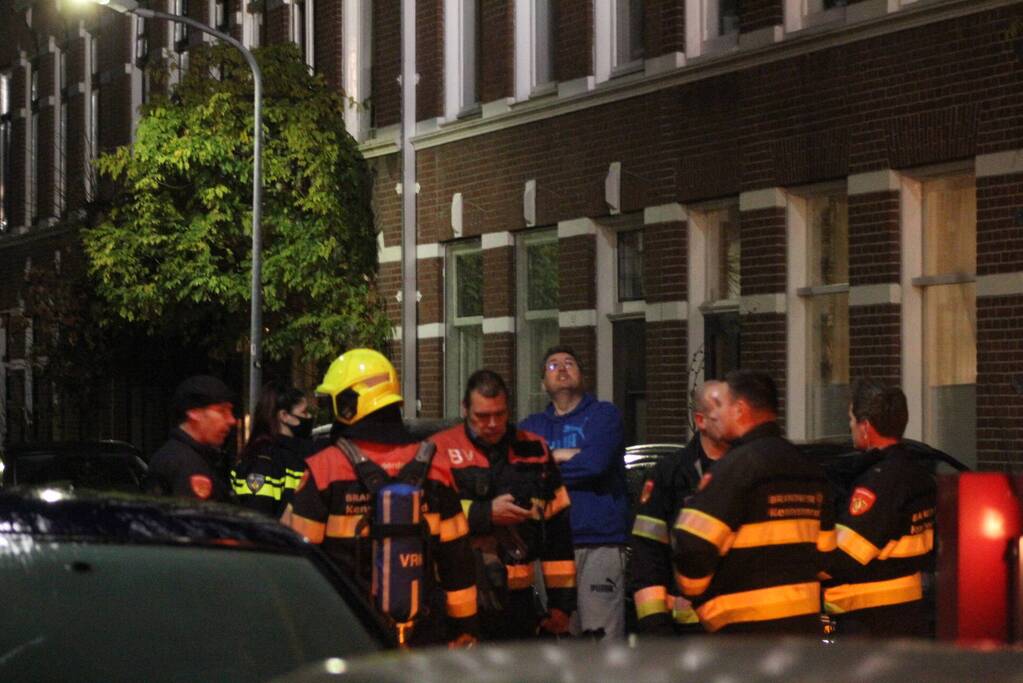 Brandweer veegt schoorsteen na brand