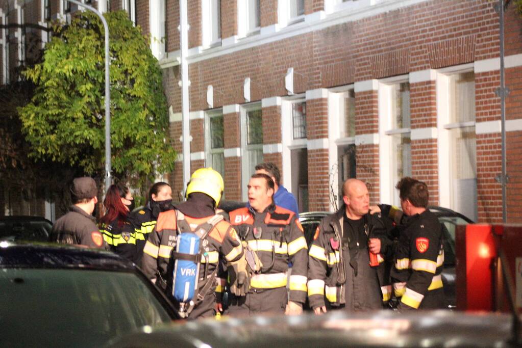 Brandweer veegt schoorsteen na brand