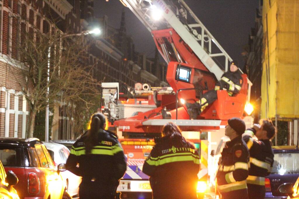 Brandweer veegt schoorsteen na brand