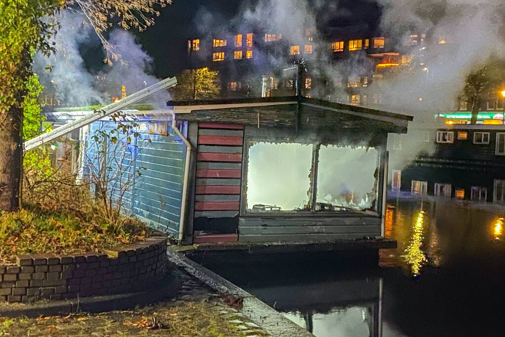 Persoon overleden na brand op woonboot