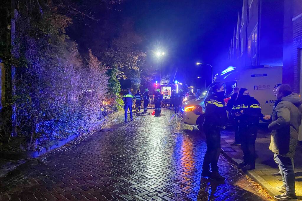 Persoon overleden na brand op woonboot