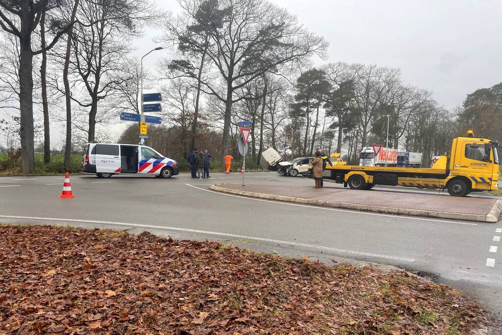 Veel schade bij ongeluk tussen auto en bestelbus