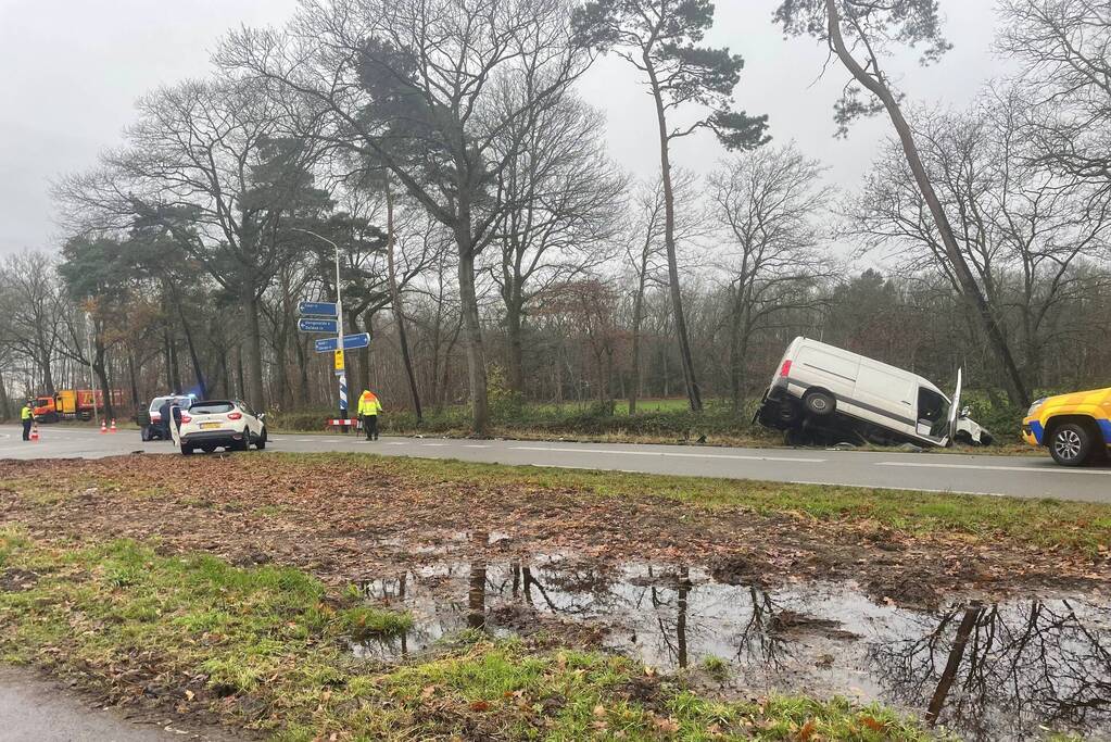 Veel schade bij ongeluk tussen auto en bestelbus