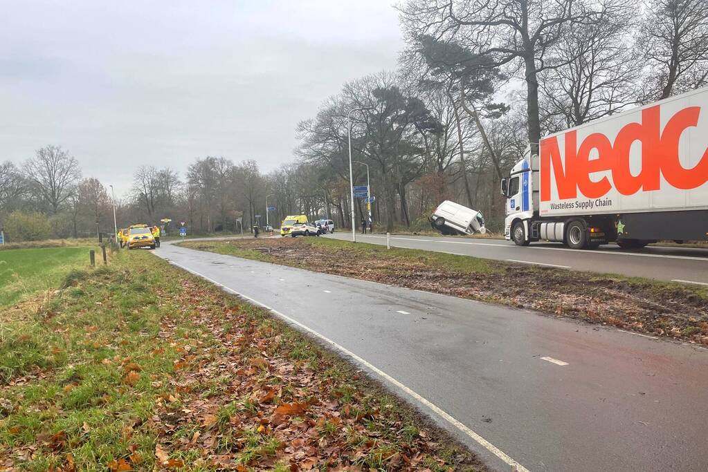 Veel schade bij ongeluk tussen auto en bestelbus