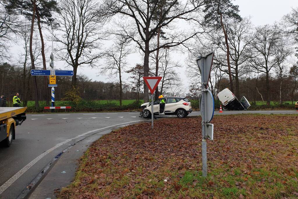 Veel schade bij ongeluk tussen auto en bestelbus