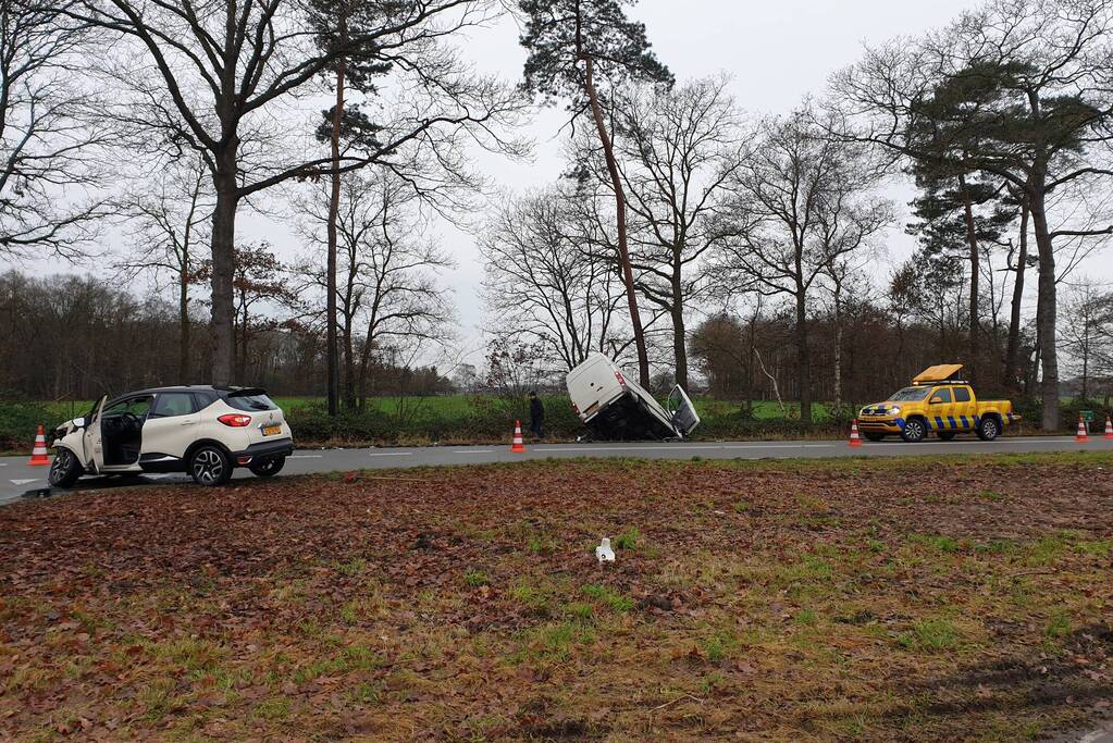 Veel schade bij ongeluk tussen auto en bestelbus