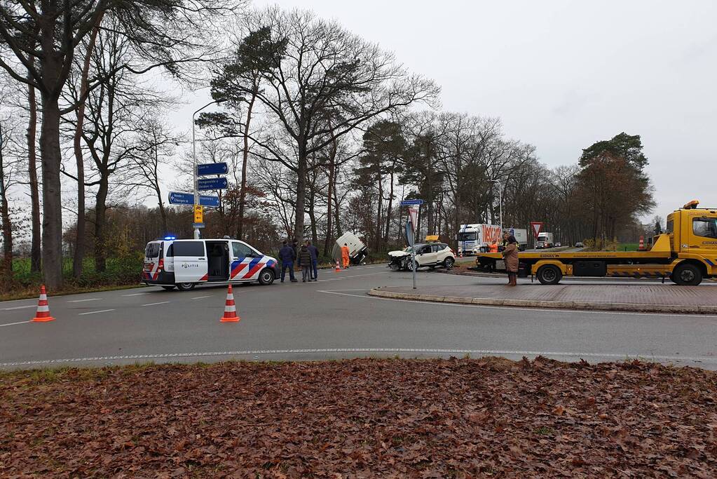 Veel schade bij ongeluk tussen auto en bestelbus
