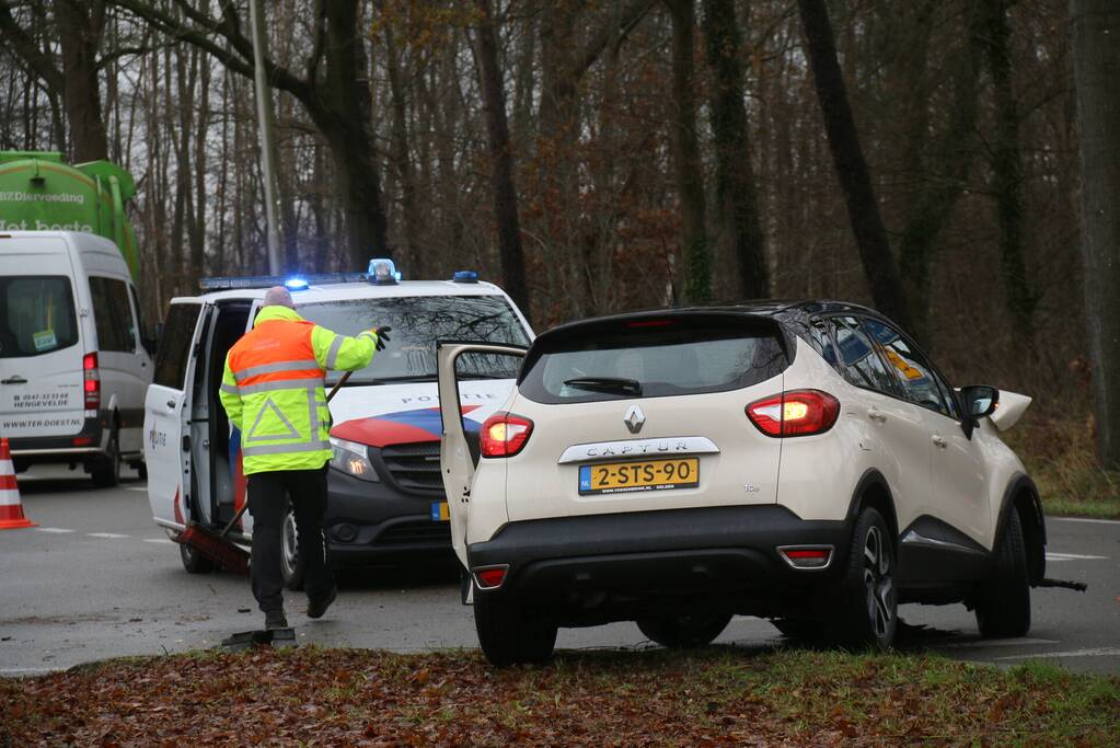 Veel schade bij ongeluk tussen auto en bestelbus
