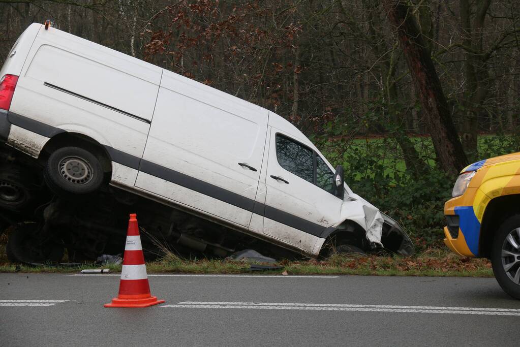 Veel schade bij ongeluk tussen auto en bestelbus