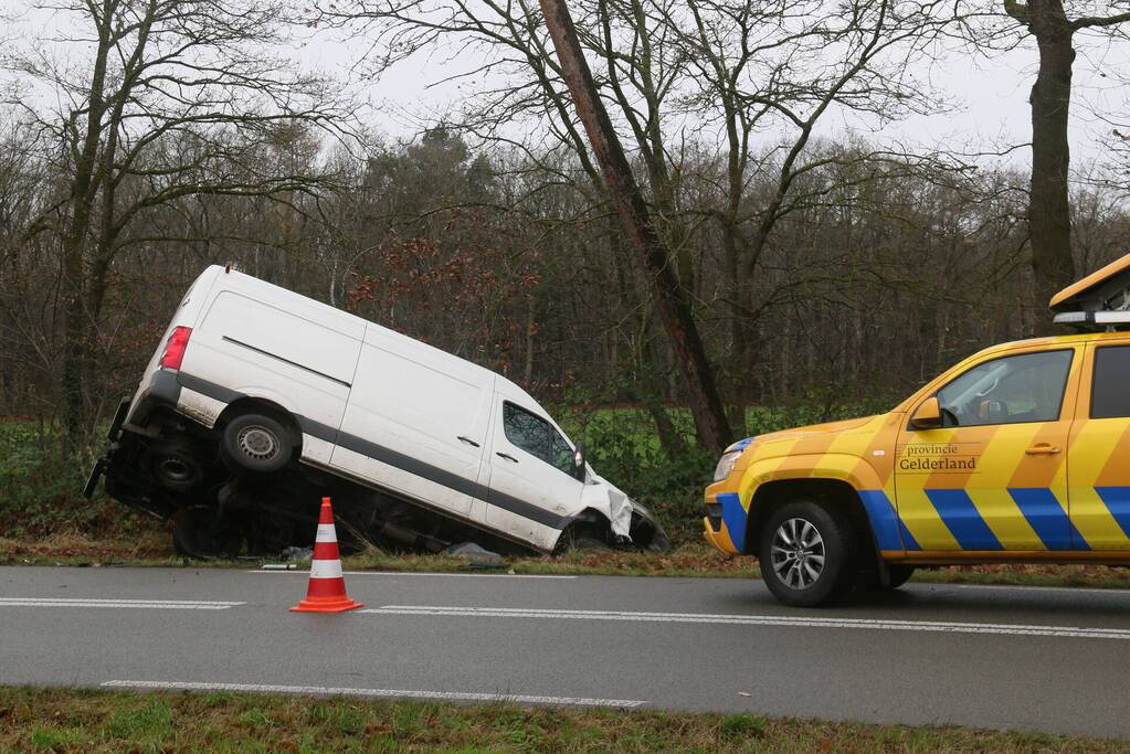 Veel schade bij ongeluk tussen auto en bestelbus