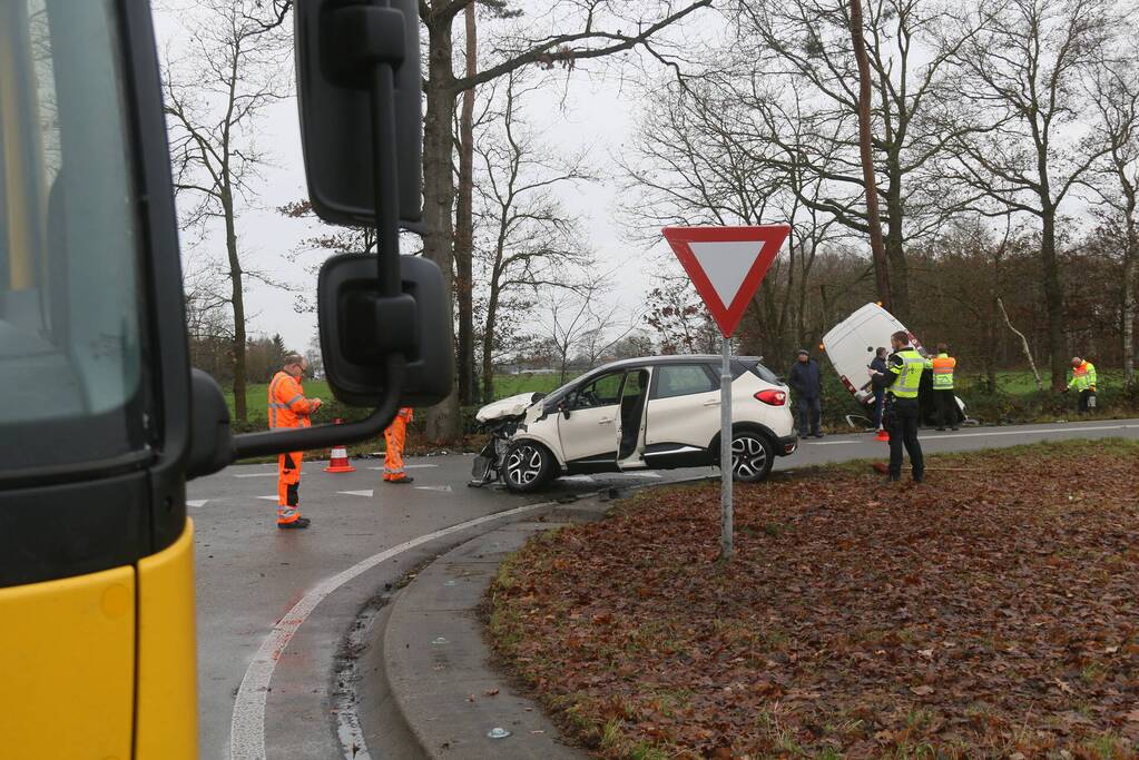 Veel schade bij ongeluk tussen auto en bestelbus