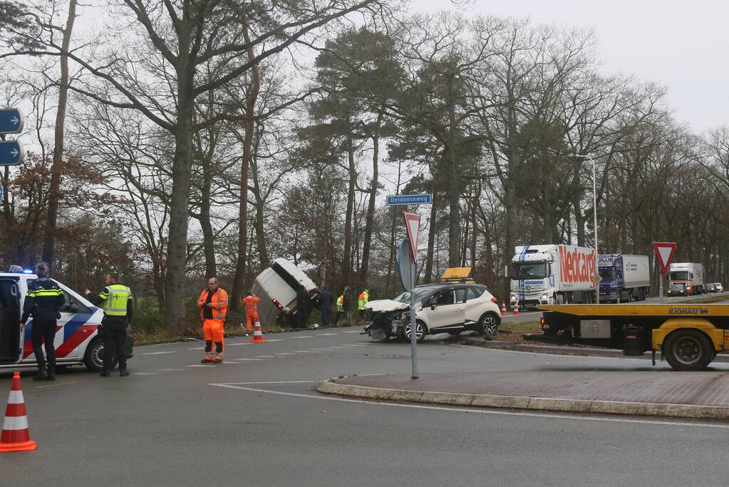 Veel schade bij ongeluk tussen auto en bestelbus