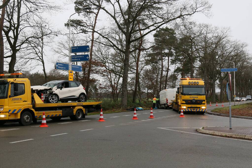 Veel schade bij ongeluk tussen auto en bestelbus