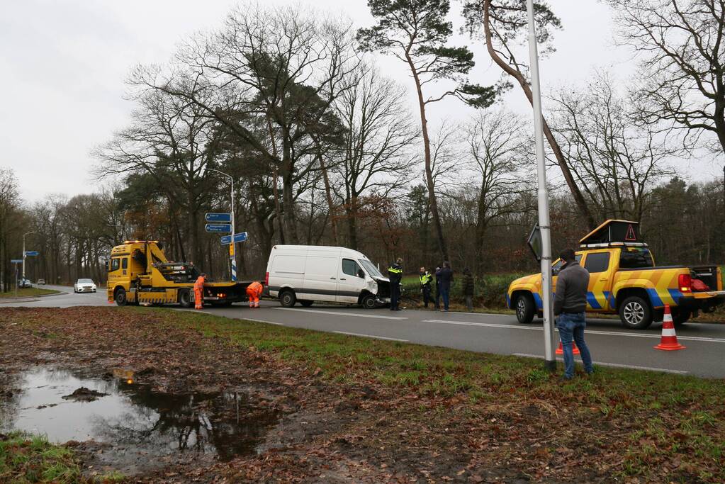 Veel schade bij ongeluk tussen auto en bestelbus