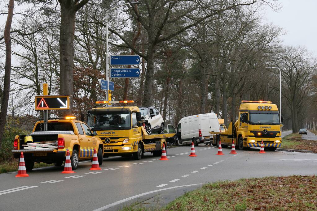 Veel schade bij ongeluk tussen auto en bestelbus