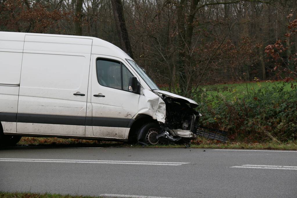 Veel schade bij ongeluk tussen auto en bestelbus