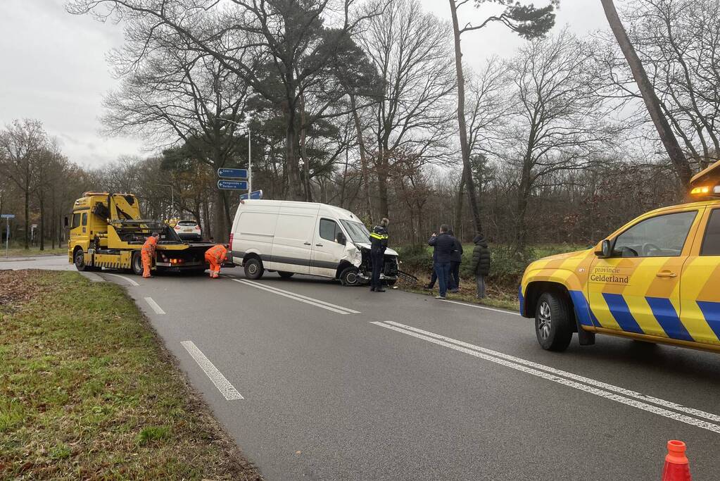 Veel schade bij ongeluk tussen auto en bestelbus
