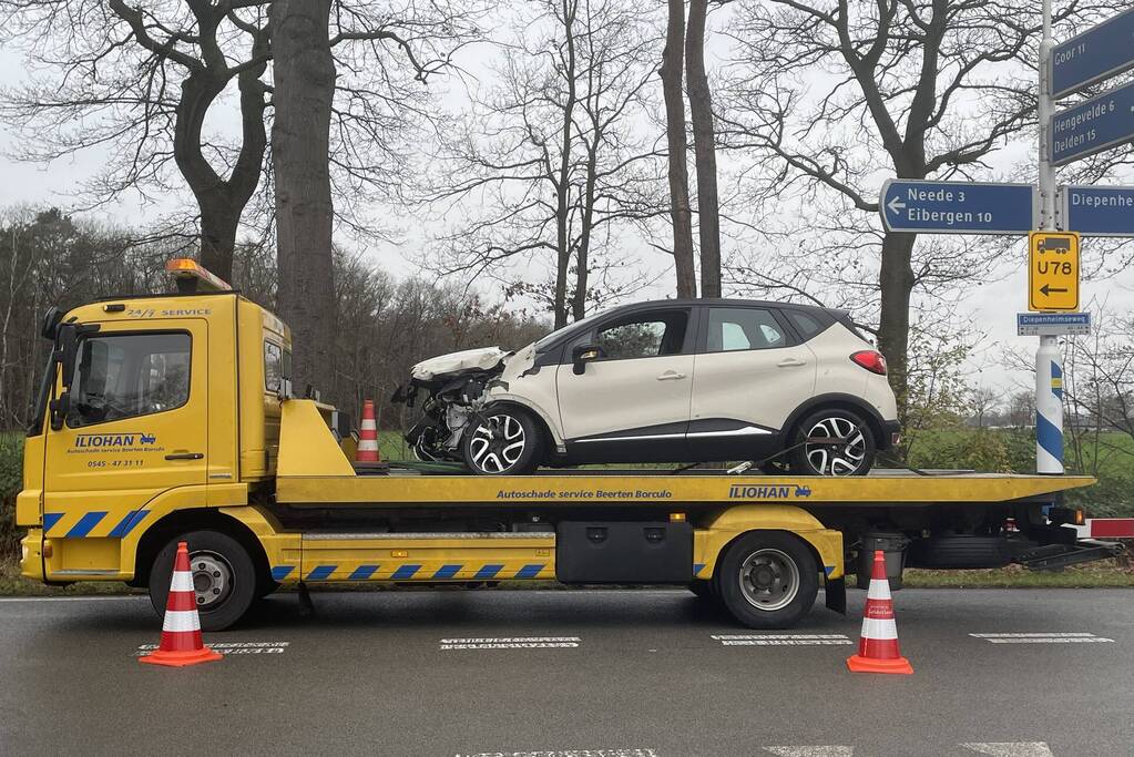 Veel schade bij ongeluk tussen auto en bestelbus