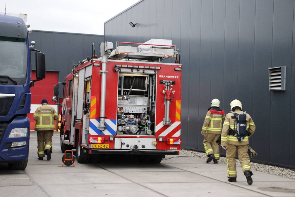 Brandweer ventileert pand na smeulbrand