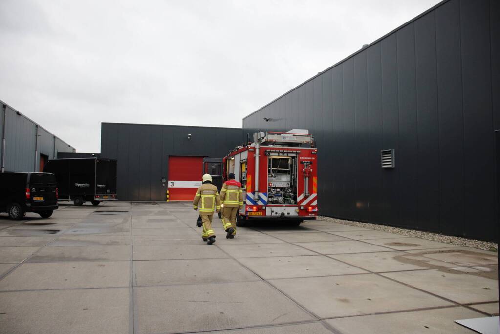 Brandweer ventileert pand na smeulbrand
