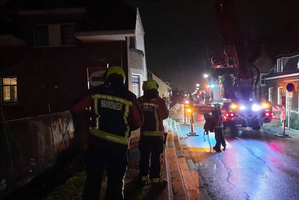 Brandweer dooft schoorsteenbrand