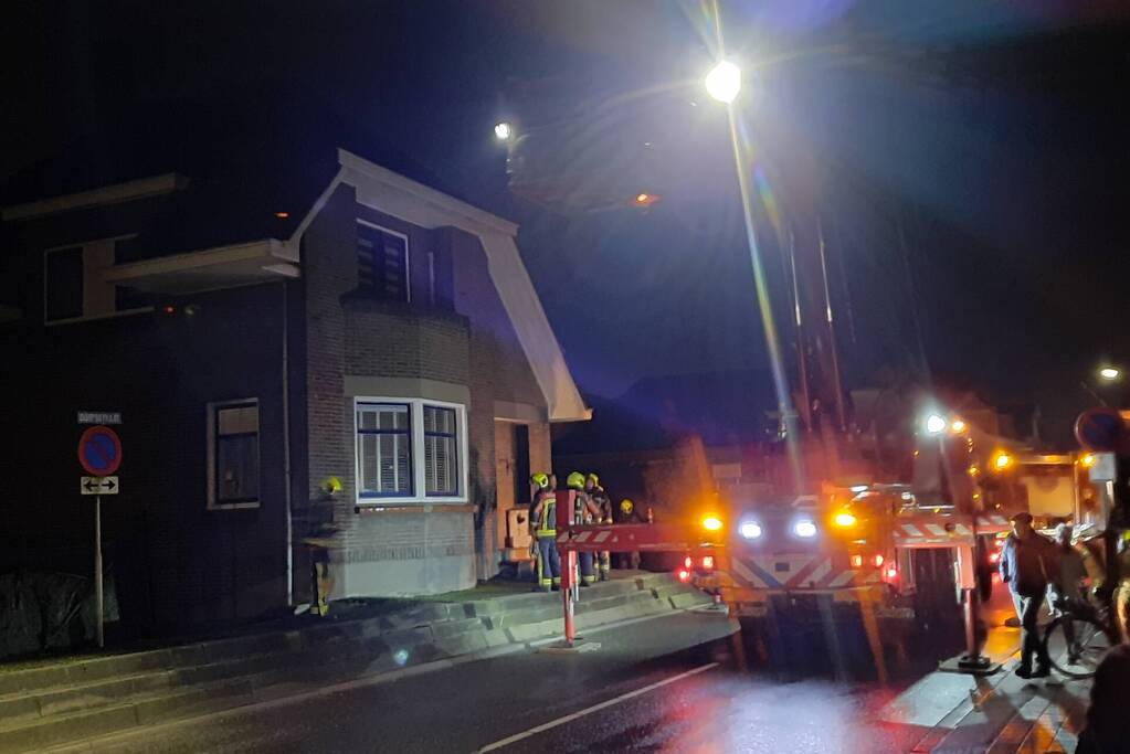 Brandweer dooft schoorsteenbrand