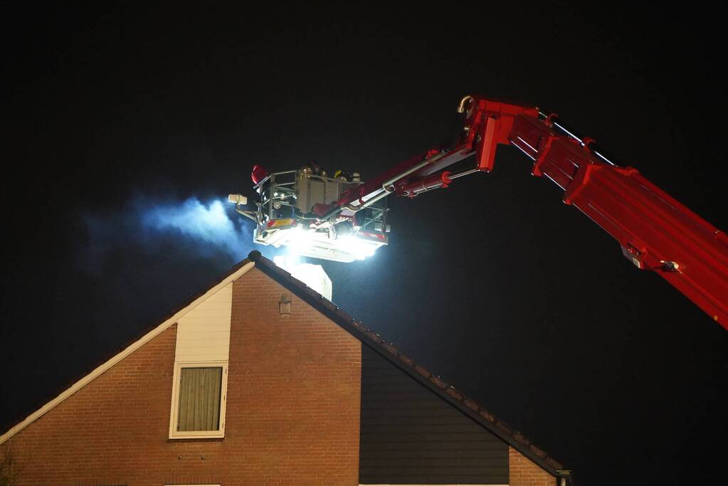 Brand in schoorsteen van woning