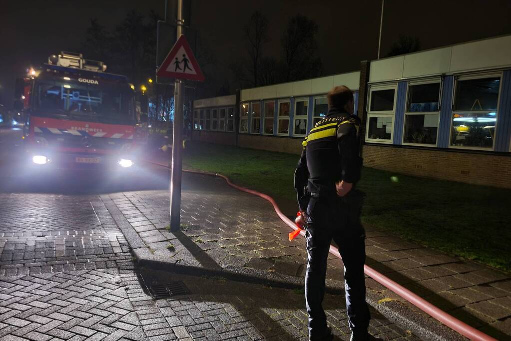 Stapel kranten in brand op schoolplein