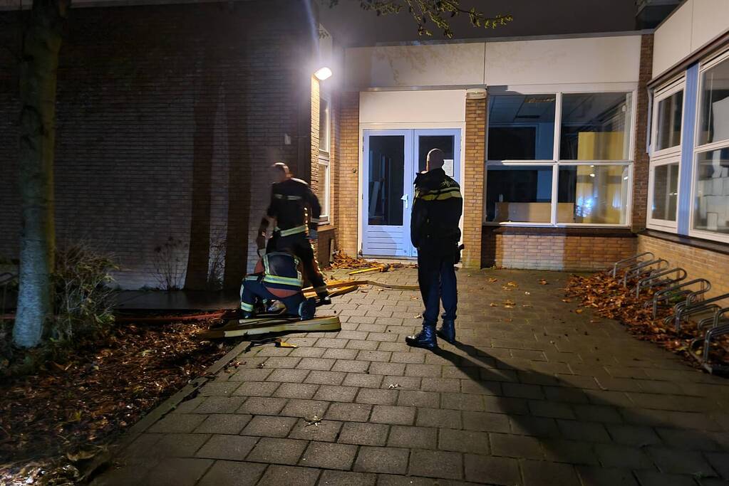 Stapel kranten in brand op schoolplein