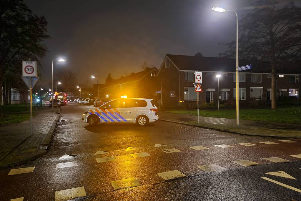Stapel kranten in brand op schoolplein
