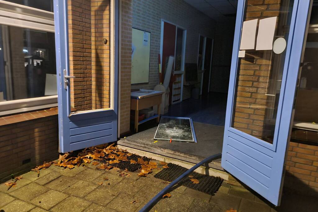 Stapel kranten in brand op schoolplein