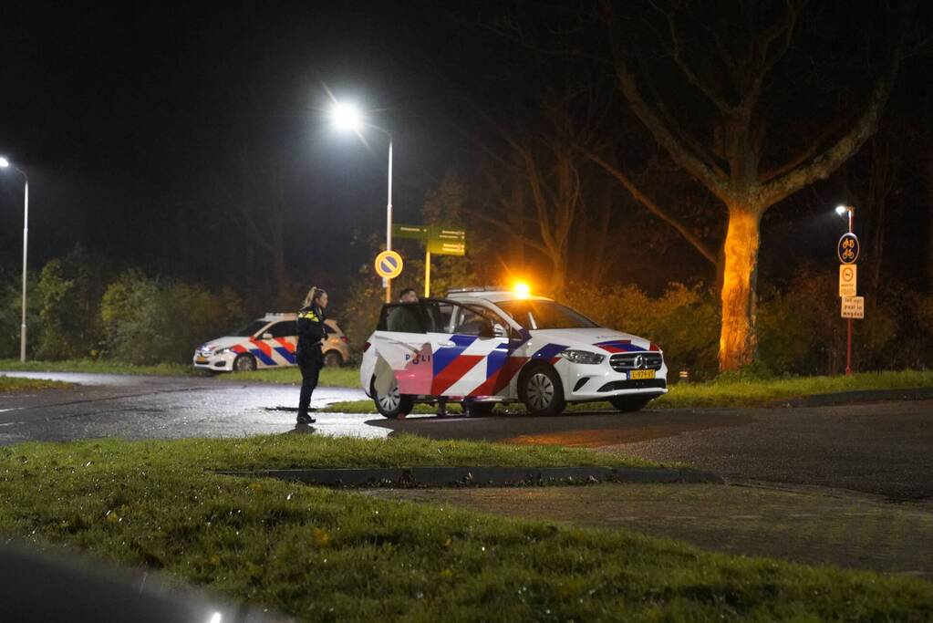 Mercedes belandt in sloot